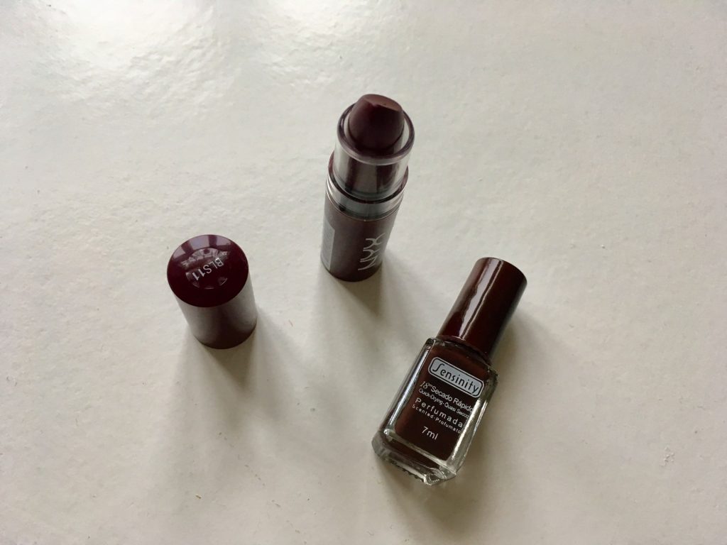 NYXin Butter Lipstick -huulipuna ja Sensinityn kynsilakka ovat uusia suosikkejani.